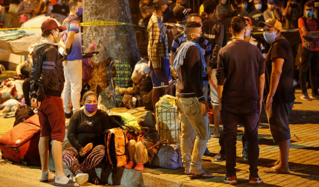 Venezuelan migrants wear face masks while waiting to board a bus to the Colombian-Venezuelan border, amid the coronavirus disease (COVID-19) outbreak in Bucaramanga, Colombia April 15, 2020. REUTERS/Stringer. NO RESALES. NO ARCHIVES.