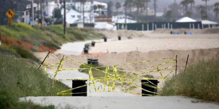 Una playa cerrada al público, Los Ángeles, California, EE.UU., 26 de abril de 2020.
Reed Saxon / AP