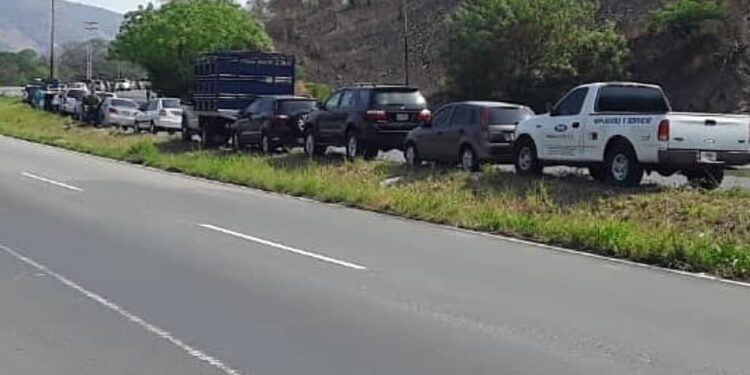 Cola, gasolinaría, Villa de Cura. Aragua. Foto @kurucutenado @andrearochap