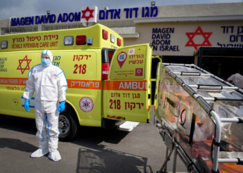 Magen David Adom worker wears protective clothing as a preventive measure against the coronavirus seen outside the special emergency Call Center in Kiryat Ono on February 26, 2020. Photo by Flash90 *** Local Caption *** ÷åøåðä
åéøåñ
îå÷ã
çéøåí
îã"à
èìôåðé