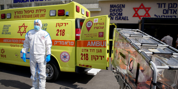 Magen David Adom worker wears protective clothing as a preventive measure against the coronavirus seen outside the special emergency Call Center in Kiryat Ono on February 26, 2020. Photo by Flash90 *** Local Caption *** ÷åøåðä
åéøåñ
îå÷ã
çéøåí
îã"à
èìôåðé