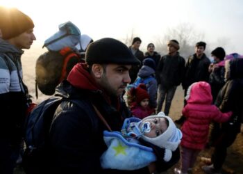 Migrantes caminan a lo largo del río Evros para llegar a Grecia, fotografiados cerca de la ciudad fronteriza turca de Edirne (REUTERS/Umit Bektas)