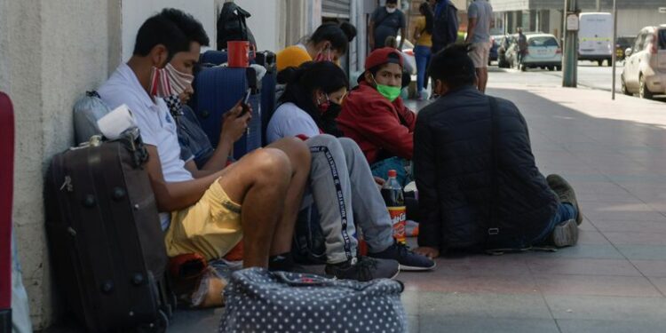 Ciudadanos bolivianos varados en Chile en medio del brote de coronavirus se reúnen afuera del consulado de su país en la ciudad de Iquique, Chile, el 14 de abril de 2020. REUTERS/Cristian Vivero