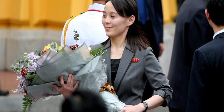 Kim Yo Jong sostiene un ramo de flores durante una ceremonia de bienvenida en el Palacio Presidencial en Hanoi, Vietnam, el 1 de marzo de 2019 (Reuters)