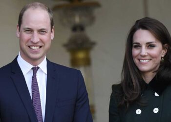 PARIS, FRANCE - MARCH 17:  Catherine, Duchess of Cambridge (R) and her husband Prince William, Duke of Cambridge (L) pose after their meeting with French President Francois Hollande (not pictured) at the Elysee Palace on March 17, 2017 in Paris, France. Kate and William will spend two days in the French capital in order to strengthen the Franco British relations, somewhat shaken since the Brexit.  (Photo by Julien de Rosa/IP3/Getty Images)