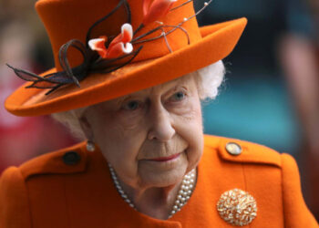 Britain's Queen Elizabeth II gestures during a visit to the Science Museum in London on March 7, 2019. (Photo by SIMON DAWSON / POOL / AFP)