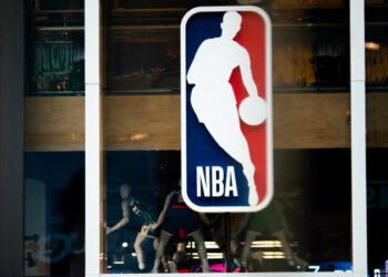 (FILES) In this file photo taken on March 11, 2020 an NBA logo is shown at the 5th Avenue NBA store in New York City.  BasketNBAhealthvirustests - The NBA has advised teams not to arrange coronavirus tests for players and staff not showing symptoms, ESPN reported on May 1, 2020, saying it was inappropriate with only limited public testing available. (Photo by Jeenah Moon / GETTY IMAGES NORTH AMERICA / AFP)