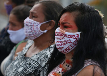 Indigenous women from the Parque das Tribos community mourn at the funeral of Chief Messias, 53, of the Kokama tribe who died victim of the new coronavirus, COVID-19, in Manaus, Brazil, on May 14, 2020. (Photo by MICHAEL DANTAS / AFP)