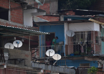 View of DirecTV dish antennas installed on houses at the Petare neighborhood in Caracas on May 19, 2020. - US telecommunications giant AT&T announced on Tuesday its "immediate" withdrawal from the pay television market in Venezuela, where it offered the DirecTV satellite platform, due to the impossibility of complying with the legal requirements of both countries. (Photo by Federico PARRA / AFP)