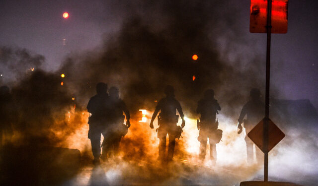 Police use tear gas to disperse protesters during a demonstration in Minneapolis, Minnesota, on May 29, 2020, over the death of George Floyd, a black man who died after a white policeman kneeled on his neck for several minutes. - Violent protests erupted across the United States late on May 29 over the death of a handcuffed black man in police custody, with murder charges laid against the arresting Minneapolis officer failing to quell seething anger. (Photo by Chandan KHANNA / AFP)