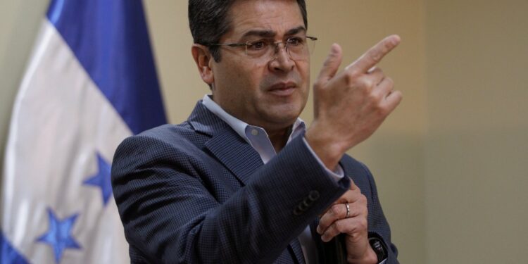 Honduras President Juan Orlando Hernandez gestures during a news conference in Tegucigalpa, Honduras January 2, 2018. REUTERS/Jorge Cabrera