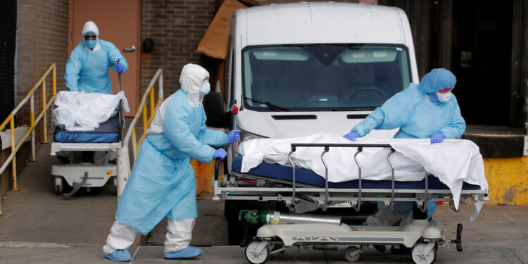 Trabajadores sanitarios mueven cuerpos de personas fallecidas del Centro Médico Wyckoff Heights durante el brote de coronavirus (COVID-19) en Nueva York. 2 de abr 2020. REUTERS/Brendan Mcdermid