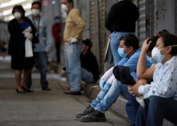 FOTO DE ARCHIVO. Personas esperan afuera de una clínica pública, en Guayaquil, Ecuador. 15 de abril de 2020. REUTERS/Santiago Arcos.