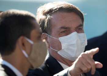 El presidente de Brasil, Jair Bolsonaro (d), sale este lunes, del Palacio do Alvorada, sede de la Presidencia, en Brasilia. EFE/Joedson Alves