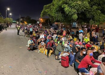 Fotografía cedida por la Secretaría de Frontera y Cooperación Internacional de ciudadanos venezolanos haciendo fila para cruzar a su país este domingo en Cúcuta (Colombia). EFE/ Secretaría de Frontera y Cooperación Internacional