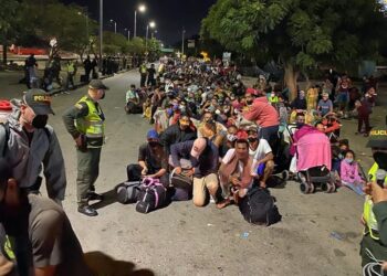 Fotografía cedida por la Secretaría de Frontera y Cooperación Internacional de ciudadanos venezolanos haciendo fila para cruzar a su país este domingo en Cúcuta (Colombia). EFE/ Secretaría de Frontera y Cooperación Internacional