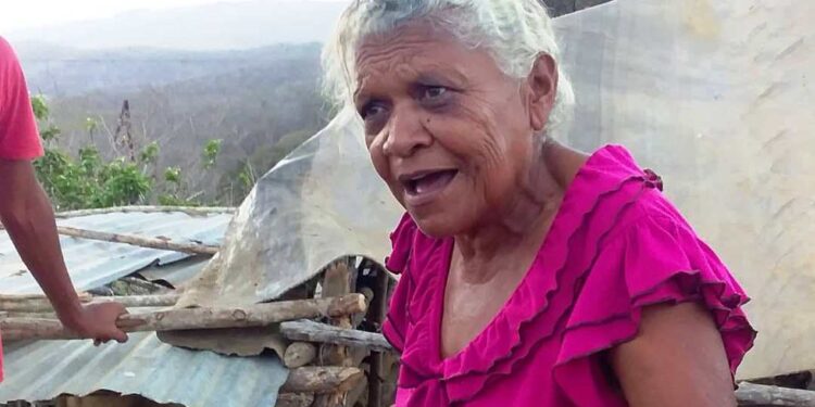 Magdalena Primera señaló que necesitan tomar agua para humanos, sin tener que compartirlas con los chivos y las cabras que crían | Foto: Cortesía