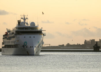 FOTO DE ARCHIVO. El crucero australiano Greg Mortimer atraca en el puerto de Montevideo, en Uruguay. 10 de abril de 2020. REUTERS/Mariana Greif.