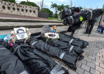 Procesión fúnebre con cadáveres simbólicos para protestar por el desempleo en EEUU. Foto captura de video.