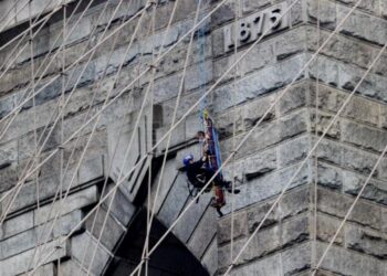 Rescatan a un hombre que amenazaba con tirarse desde el puente de Brooklyn. Foto Agencias.