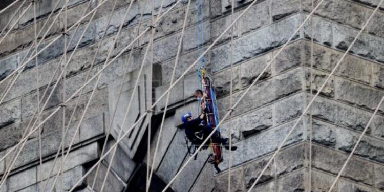 Rescatan a un hombre que amenazaba con tirarse desde el puente de Brooklyn. Foto Agencias.