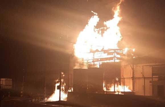 Incendio en fábrica de alcohol en la zona industrial de Tinaquillo.