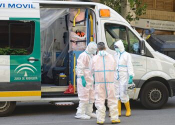 Personal de una ambulancia en una calle de Jaén. EFE/José Manuel Pedrosa/Archivo