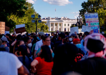 Washington (United States), 31/05/2020.- People, who gathered to protest the death of George Floyd, face off with police near the White House in Washington, DC, USA, 31 May 2020. A bystander's video posted online on 25 May, shows George Floyd, 46, pleading with arresting officers that he couldn't breathe as one officer knelt on his neck. The unarmed black man soon became unresponsive, and was later pronounced dead. According to news reports on 29 May, Derek Chauvin, the police officer in the center of the incident has been taken into custody and charged with murder in the George Floyd killing (Protestas, Estados Unidos) EFE/EPA/SHAWN THEW