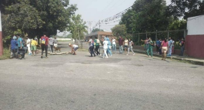 El personal de la salud junto a la comunidad impidieron el traslado del banco de sangre / Foto cortesía habitantes de Río Chico.
