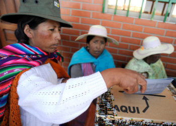 A Bolivian woman dressed in typical Andean attire casts her vote at a voting station in the village of Laja, in the highland Andean plateau, over 4,000 meters above sea level on October 12, 2014. More than six million Bolivians will elect their president for the next five years in an electoral process where voting is compulsory. AFP PHOTO/JORGE BERNAL