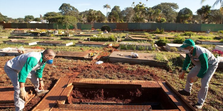 Un empleado prepara una tumba para el entierro de una víctima del Covid-19 en el cementerio de Campo da Esperança, en Brasilia (Brasil). EFE/Joédson Alves/Archivo