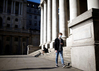 Foto de archivo. Un hombre con una máscara protectora camina cerca del Banco de Inglaterra, tras el brote de la enfermedad coronavirus (COVID-19), Londres, Gran Bretaña. 6 de mayo de 2020. REUTERS/Henry Nicholls/