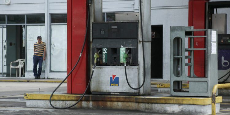 FILE PHOTO: A worker stands at a closed gas station of the state oil company PDVSA in San Cristobal, Venezuela, May 17, 2019. REUTERS/Carlos Eduardo Ramirez/File Photo