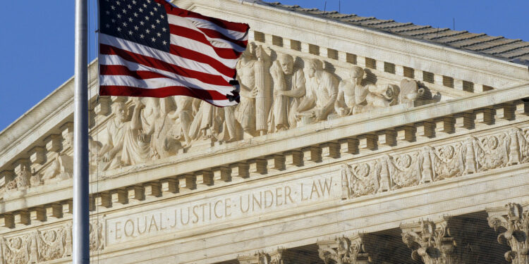 La bandera estadounidense ondea afuera de la Corte Suprema en Washington el 27 de junio de 2012. La Corte Suprema examina el lunes 15 de abril de 2013 si procede la concesión de patentes relacionadas con los genes. (AP Foto/Alex Brandon)