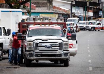 Gasolina. colas Foto @jguaido