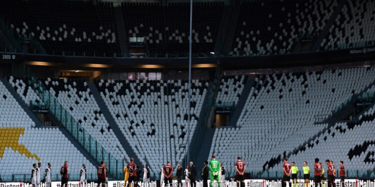 Players hold a minute of silence for coronavirus victims prior to the Italian Cup (Coppa Italia) semi-final second leg football match Juventus vs AC Milan on June 12, 2020 at the Allianz stadium in Turin, the first to be played in Italy since March 9 and the lockdown aimed at curbing the spread of the COVID-19 infection, caused by the novel coronavirus. (Photo by Miguel MEDINA / AFP)