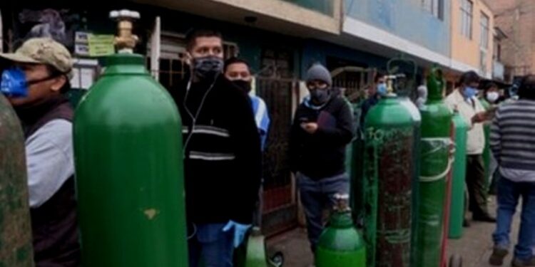 Peruanos realizan largas filas en busca de oxígeno para pacientes con COVID-19 . Foto captura de video EFE