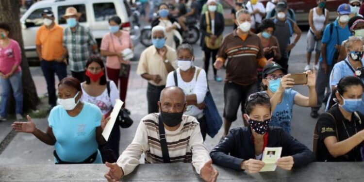 Fieles rezan cerca de la iglesia donde descansan los restos de José Gregorio Hernández en Caracas, después que el Vaticano anunciara el viernes su beatificación, en Caracas, Venezuela, Junio 19, 2020. REUTERS/Manaure Quintero