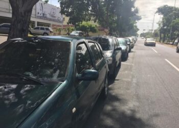 Conductores llegaron de madrugada a hacer la cola para comprar gasolina a precio subsidiado | Foto: Carlos Suniaga