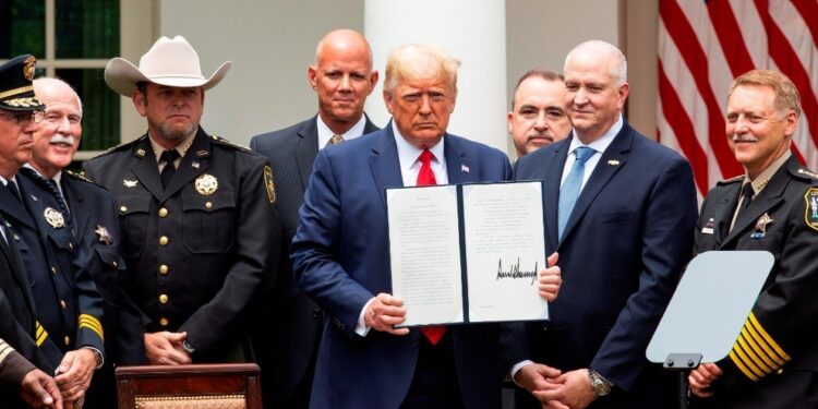 Trump firma un decreto para incentivar buenas prácticas de la policía. Foto agencias.