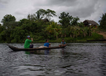 ACOMPAÑA CRÓNICA: VENEZUELA ETNIAS. VEN05. MATURÍN (VENEZUELA), 01/06/2018.- Fotografía fechada el 10 de mayo de 2018 que muestra a una familia Warao a bordo de una curiara (pequeña embarcación) mientras navegan por el río Morichal, en Maturín (Venezuela). Unos 120 indígenas distribuidos en cerca de 30 palafitos de precaria elaboración conforman la comunidad de Morichal Largo, un asentamiento de la etnia Warao ubicado en el sur de Venezuela, que resiste debajo de un puente la miseria e insalubridad propia de la crisis nacional. EFE/Cristian Hernández