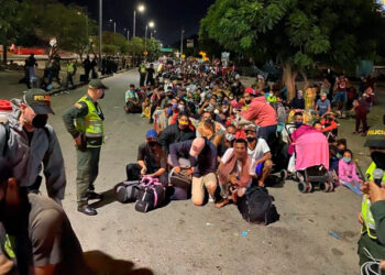 AME3429. CÚCUTA (COLOMBIA), 31/05/2020.- Fotografía cedida por la Secretaría de Frontera y Cooperación Internacional de ciudadanos venezolanos haciendo fila para cruzar a su país este domingo en Cúcuta (Colombia). Atrapados en cercanías del puente internacional Simón Bolívar, principal paso fronterizo entre Colombia y Venezuela, permanecen unos 800 inmigrantes venezolanos que intentan regresar a su país presionados por la crisis económica causada por el coronavirus SARS-CoV-2. EFE/ Secretaría de Frontera y Cooperación Internacional /SOLO USO EDITORIAL / NO VENTAS