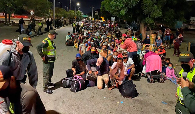 AME3429. CÚCUTA (COLOMBIA), 31/05/2020.- Fotografía cedida por la Secretaría de Frontera y Cooperación Internacional de ciudadanos venezolanos haciendo fila para cruzar a su país este domingo en Cúcuta (Colombia). Atrapados en cercanías del puente internacional Simón Bolívar, principal paso fronterizo entre Colombia y Venezuela, permanecen unos 800 inmigrantes venezolanos que intentan regresar a su país presionados por la crisis económica causada por el coronavirus SARS-CoV-2. EFE/ Secretaría de Frontera y Cooperación Internacional /SOLO USO EDITORIAL / NO VENTAS