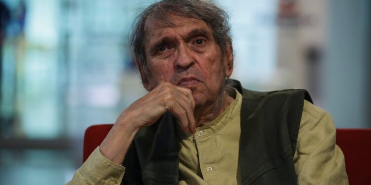 AME8369. CARACAS (VENEZUELA), 01/06/2019.- El poeta y ganador del XXVII Premio Reina Sofía de Poesía Iberoamericana, Rafael Cadenas, concede una entrevista a Efe el 30 de mayo de 2019, en Caracas (Venezuela). "La situación es para millones de venezolanos insoportable", afirmó Cadenas al referirse a la crisis política y económica que atraviesa el país suramericano. Durante la presentación en Caracas de un concurso poético que le rinde homenaje, Cadenas dijo a Efe que "la situación es para millones de venezolanos insoportable" y que, en especial, "es muy difícil sobre todo para la clase media y la clase más pobre". EFE/ Rayner Peña