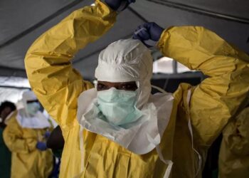 Esta imagen de archivo muestra a una trabajadora sanitaria colocándose su equipo de protección personal antes de ingresar a un centro de tratamiento de ébola, en Beni, República Democrática del Congo, el 12 de agosto de 2018 John WESSELS AFP/Archivos