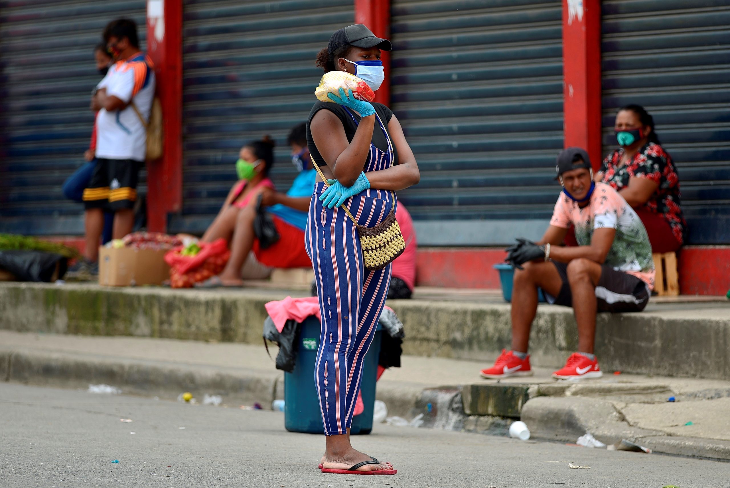 Personas transitan por las calles de la ciudad de Guayaquil (Ecuador). EFE/Marcos Pin/Archivo