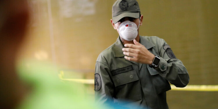 FOTO DE ARCHIVO. Un miembro de la Guardia Nacional Bolivariana usa una mascarilla distribuida por miembros del equipo de amistad parlamentaria entre Taiwán y Venezuela, en respuesta al propagación del coronavirus (COVID-19), en Caracas, Venezuela. 12 de marzo de 2020. REUTERS/Carlos Jasso.