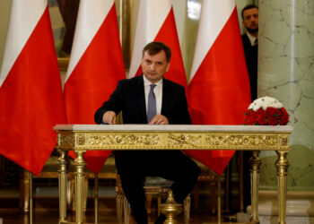 FOTO DE ARCHIVO: Zbigniew Ziobro firma documentos después de ser nombrado Ministro de Justicia, en el Palacio Presidencial de Varsovia, Polonia, el 15 de noviembre, 2019. REUTERS/Kacper Pempel/Foto de Archivo