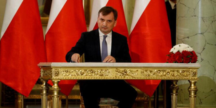 FOTO DE ARCHIVO: Zbigniew Ziobro firma documentos después de ser nombrado Ministro de Justicia, en el Palacio Presidencial de Varsovia, Polonia, el 15 de noviembre, 2019. REUTERS/Kacper Pempel/Foto de Archivo