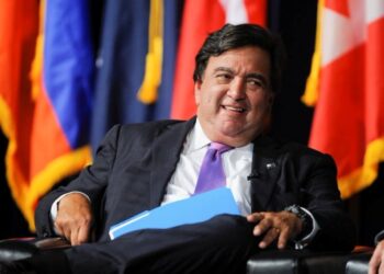 El ex gobernador de Nuevo México, Bill Richardson, responde una pregunta durante el simposio inaugural del Instituto Schwarzenegger de Política Estatal y Global de la Universidad del Sur de California en Los Ángeles el 24 de septiembre de 2012. (Gus Ruelas / Reuters)